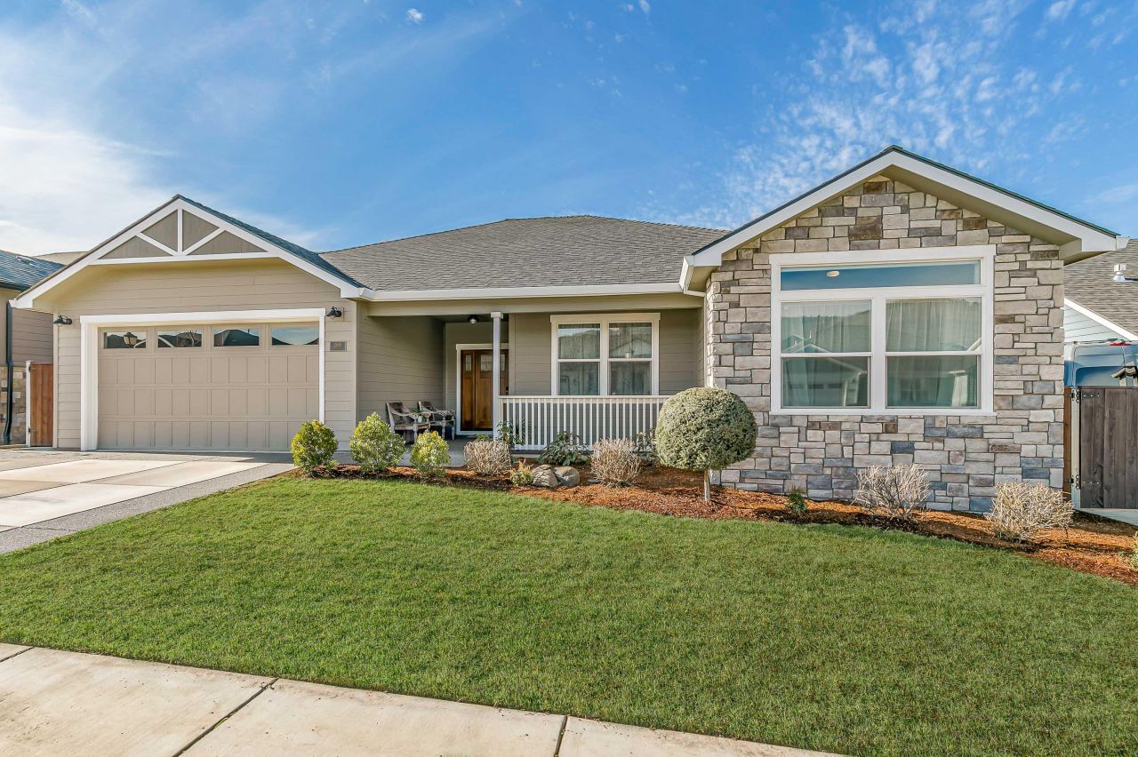 2645 Farmington Avenue, Medford, OR 97504 Main Photo