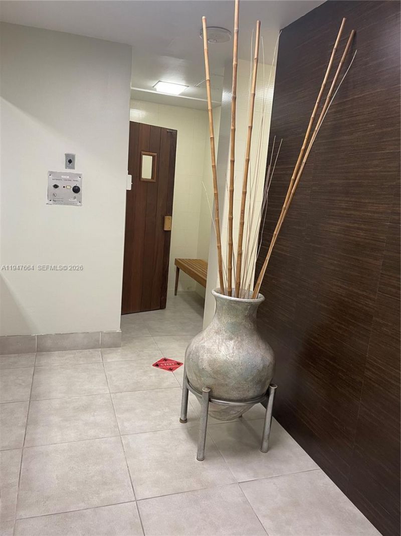 20100 W Country Club Dr , Unit 507, Aventura, FL 33180 Photo