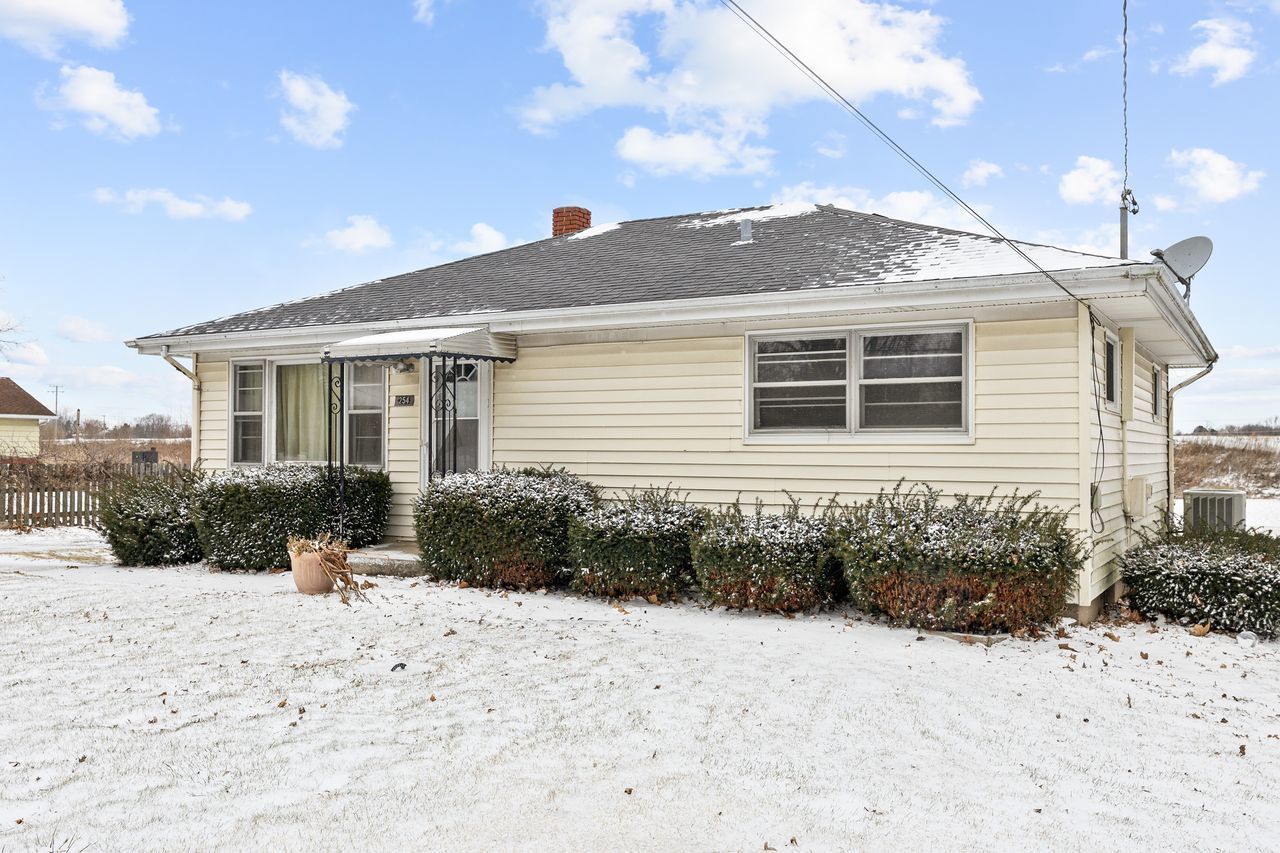 254 E Old Plank Road, Burlington, IL 60109 Main Photo