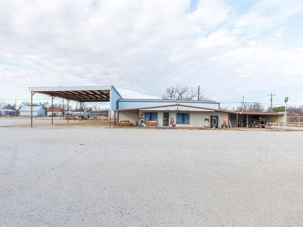 711 S 3rd Ave, Munday, TX 76371