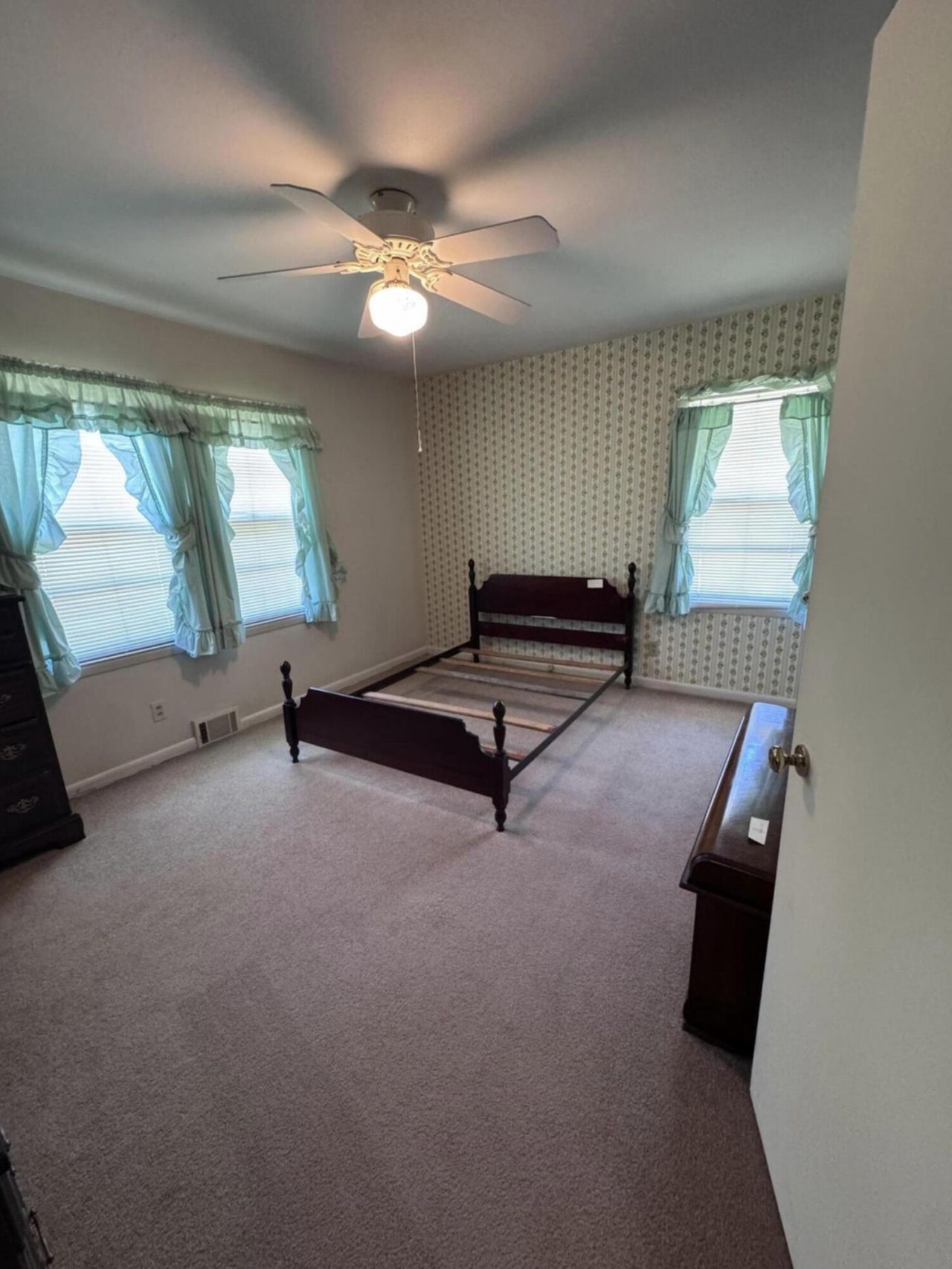 686 W Pine Street Photo 20