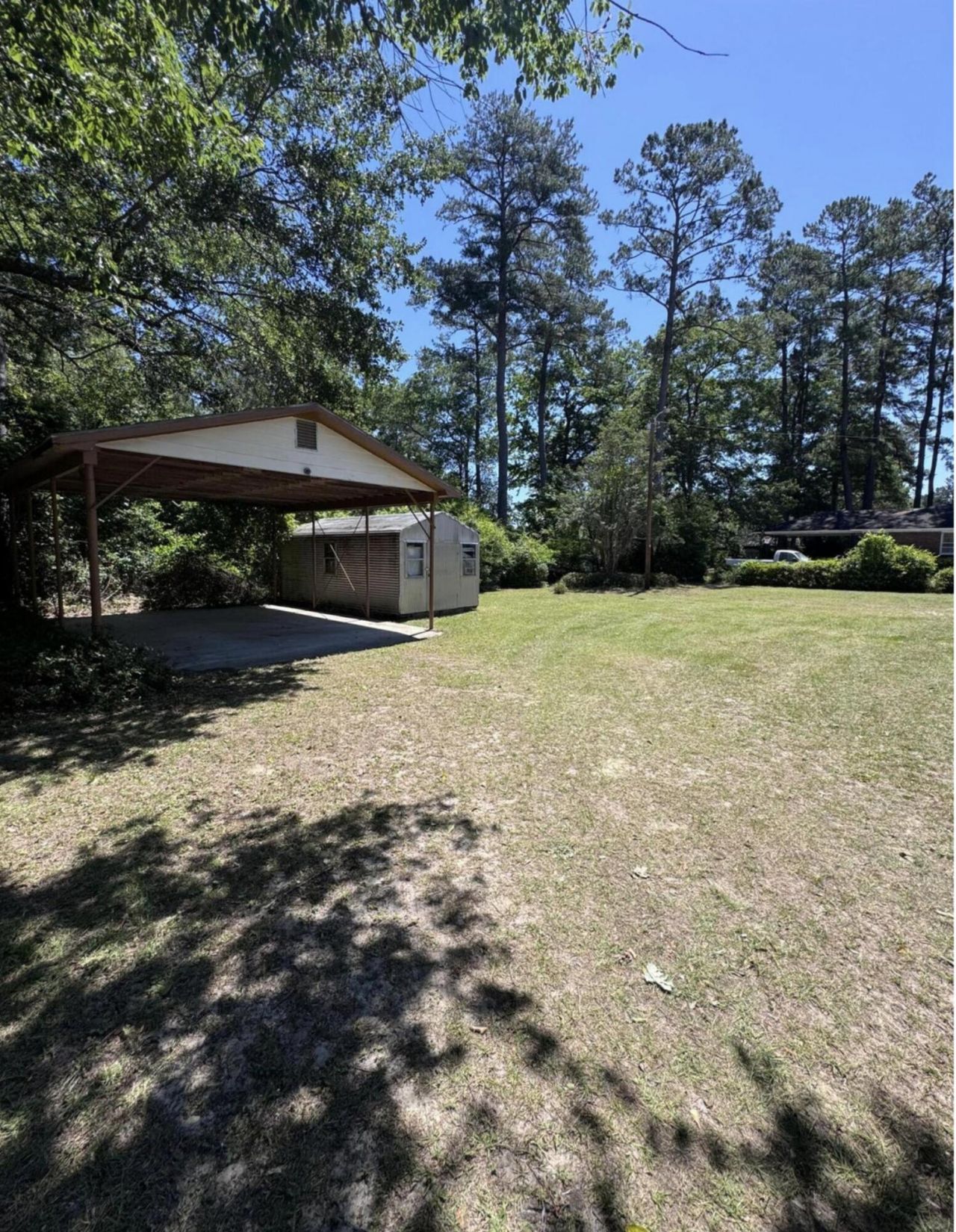 686 W Pine Street Photo 4