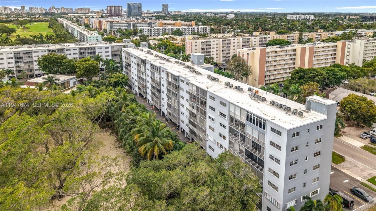 1000 NE 14th Ave, Unit 411, Hallandale Beach, FL 33009 Photo