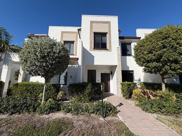 909 NE 211th St , Miami, FL 33179