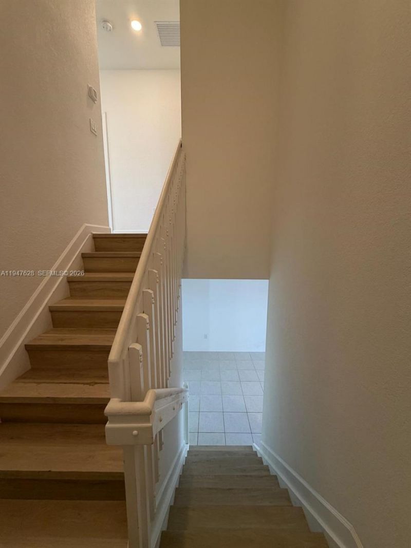 909 NE 211th St , Miami, FL 33179 Photo