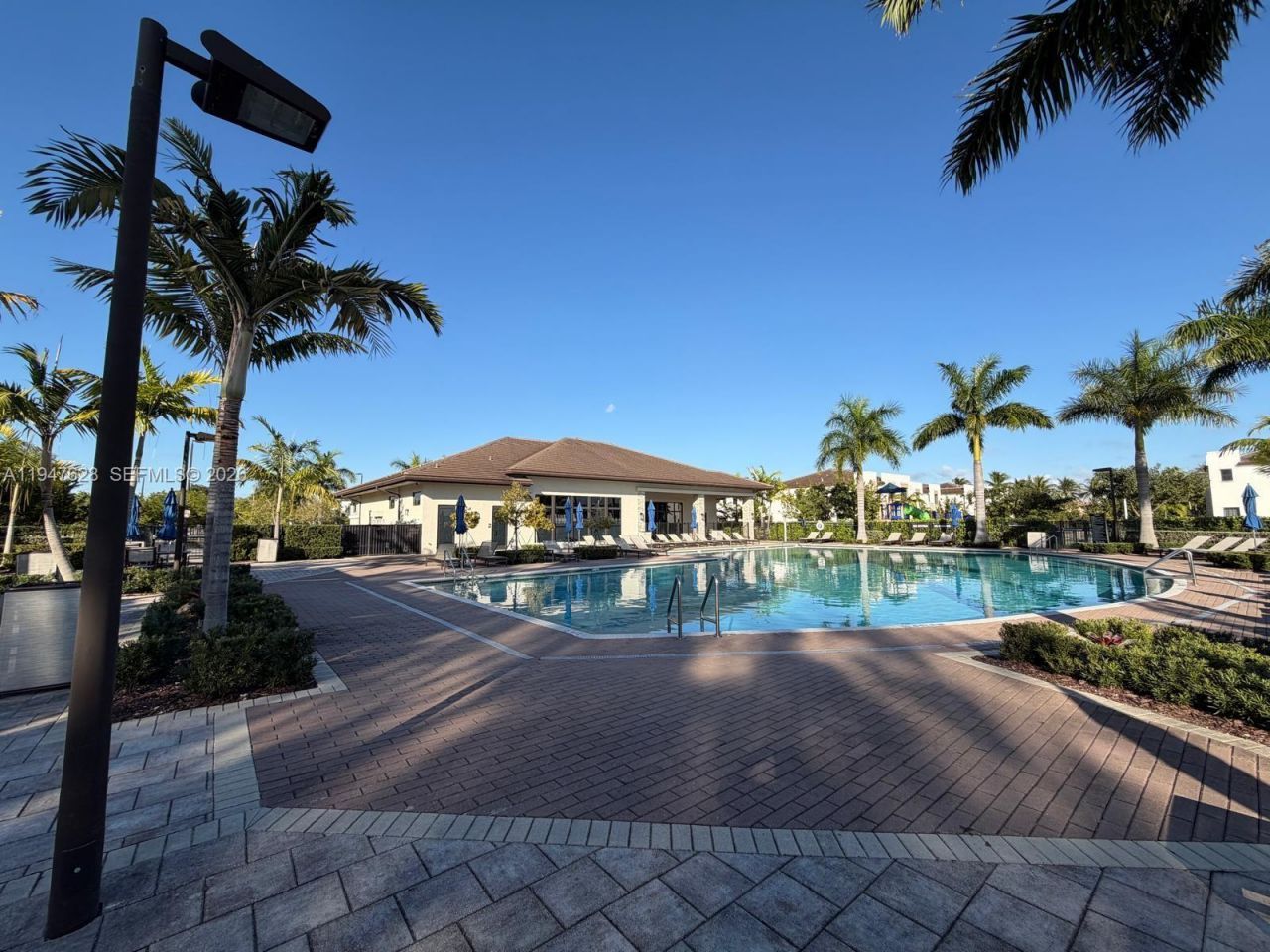 909 NE 211th St , Miami, FL 33179 Photo