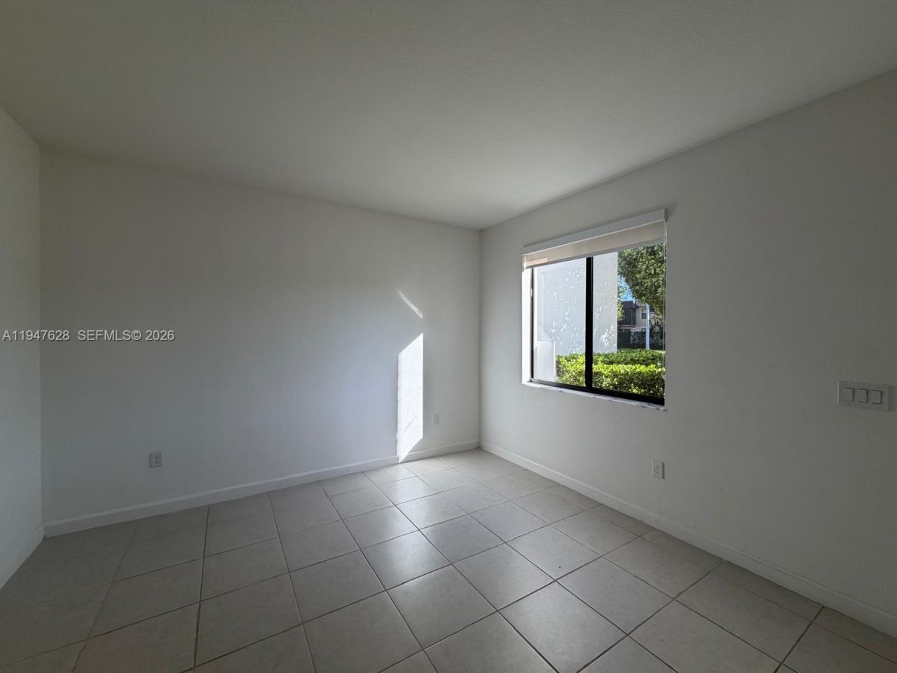 909 NE 211th St , Miami, FL 33179 Photo