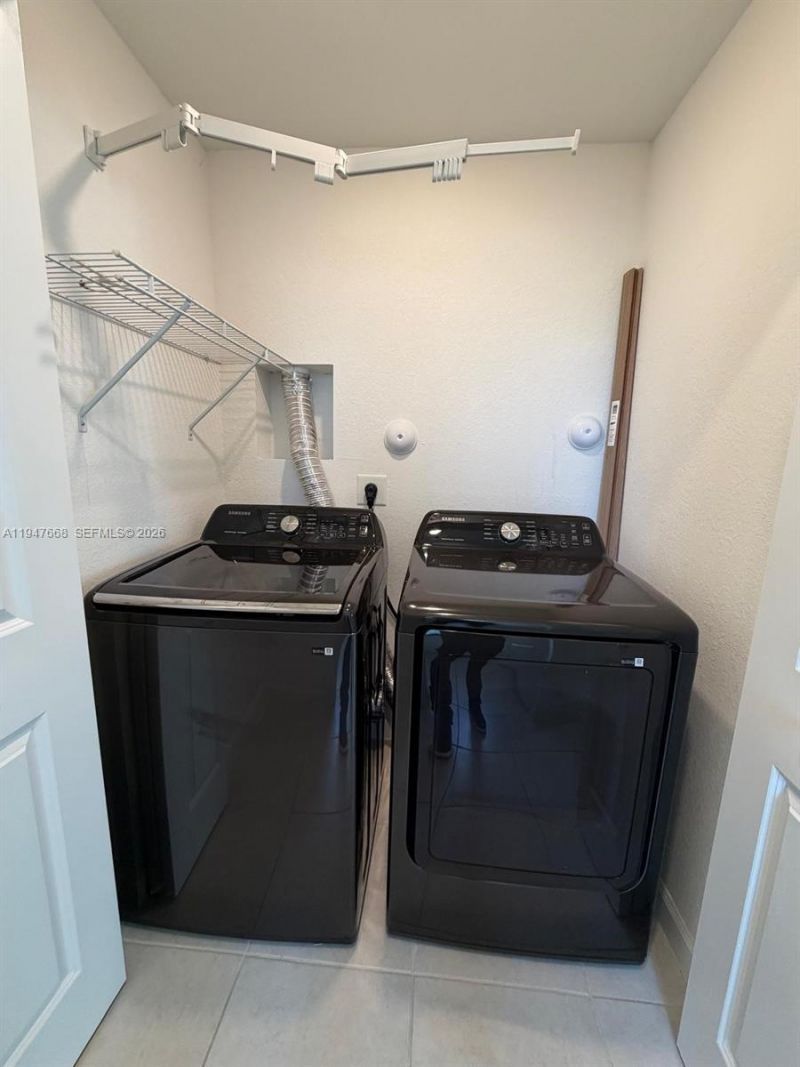 909 NE 211th St, Unit 909, Miami, FL 33179 Photo