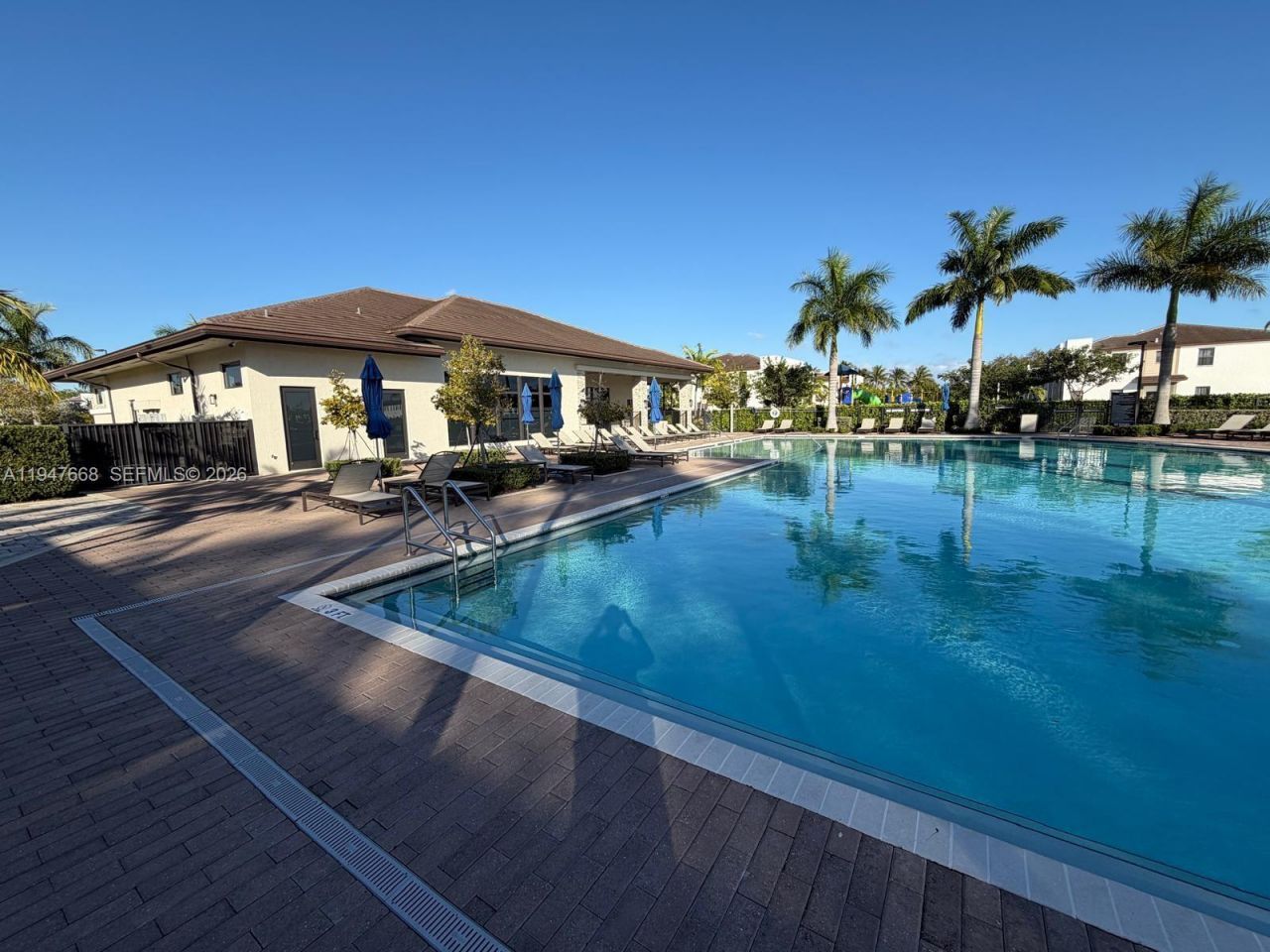 909 NE 211th St, Unit 909, Miami, FL 33179 Photo