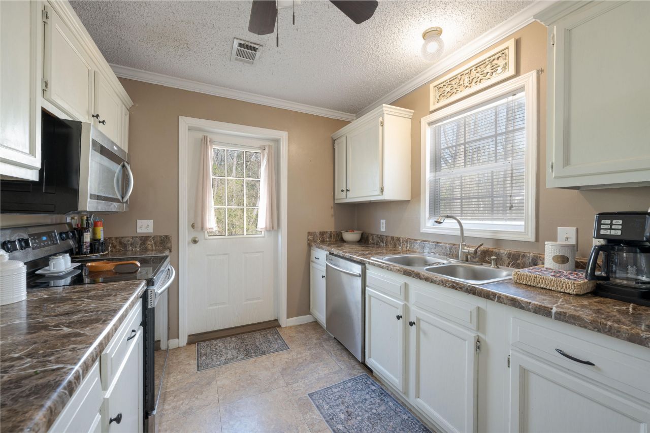 98 Swanson Drive Photo 7