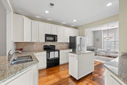 1979 Suncrest Dr. photo 4