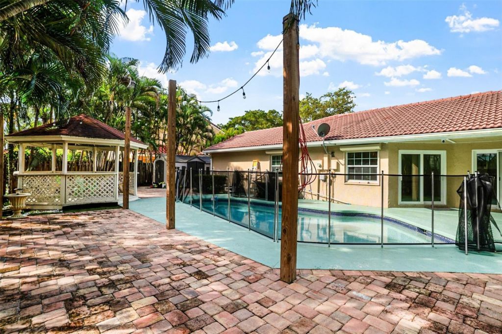 1427 Seagrape Circle, Weston, FL 33326 Photo