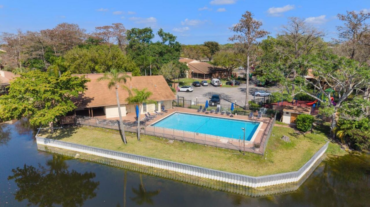 6194 Pine Tree Lane, Unit D, Tamarac, FL 33319 Photo