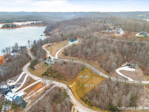 220/221 Suncrest Cove, LaFollette, TN 37766