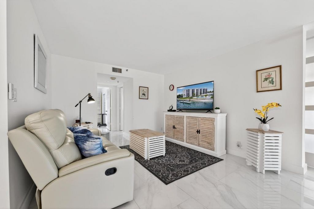 19800 Sandpointe Bay Drive, Unit 607, Tequesta, FL 33469 Photo