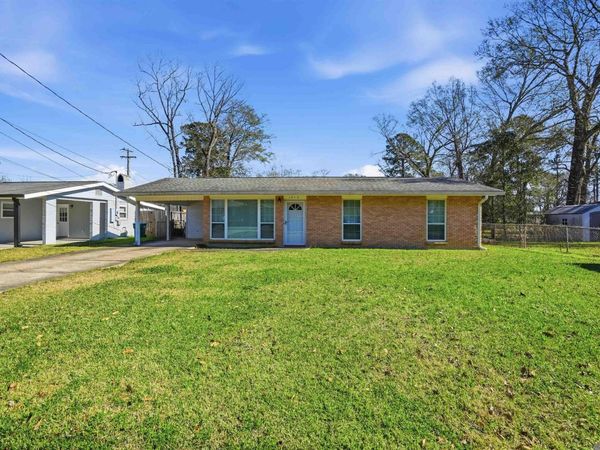 1414 Clinton Dr, Denham Springs, LA 70726