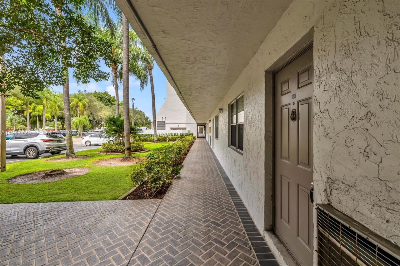 3100 W Rolling Hills Cir, Unit 109, Davie, FL 33328 Photo