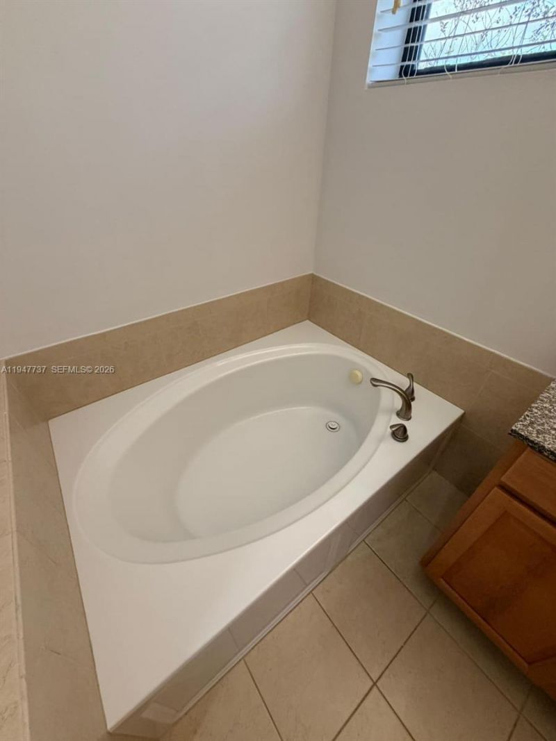 723 NE 193rd St, Miami, FL 33179 Photo