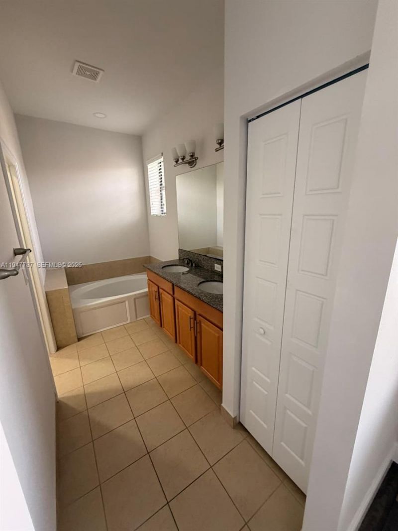 723 NE 193rd St, Miami, FL 33179 Photo