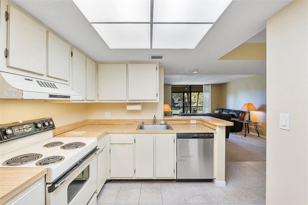 5530 NW 44th Street, Unit 216 C, Lauderhill, FL 33319 Photo