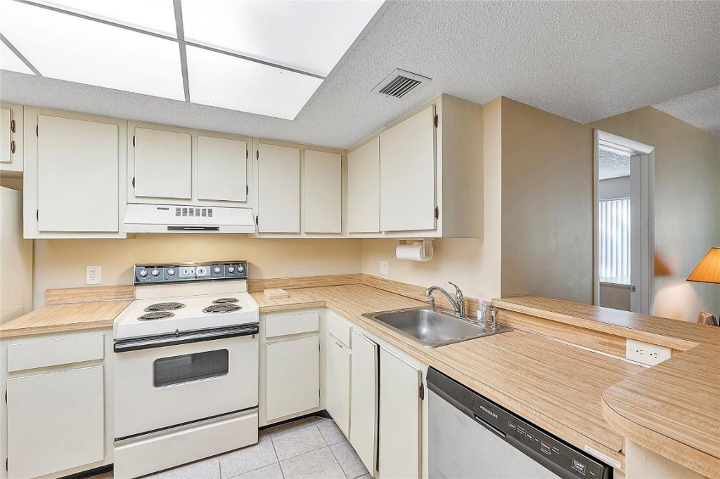 5530 NW 44th Street, Unit 216 C, Lauderhill, FL 33319 Photo