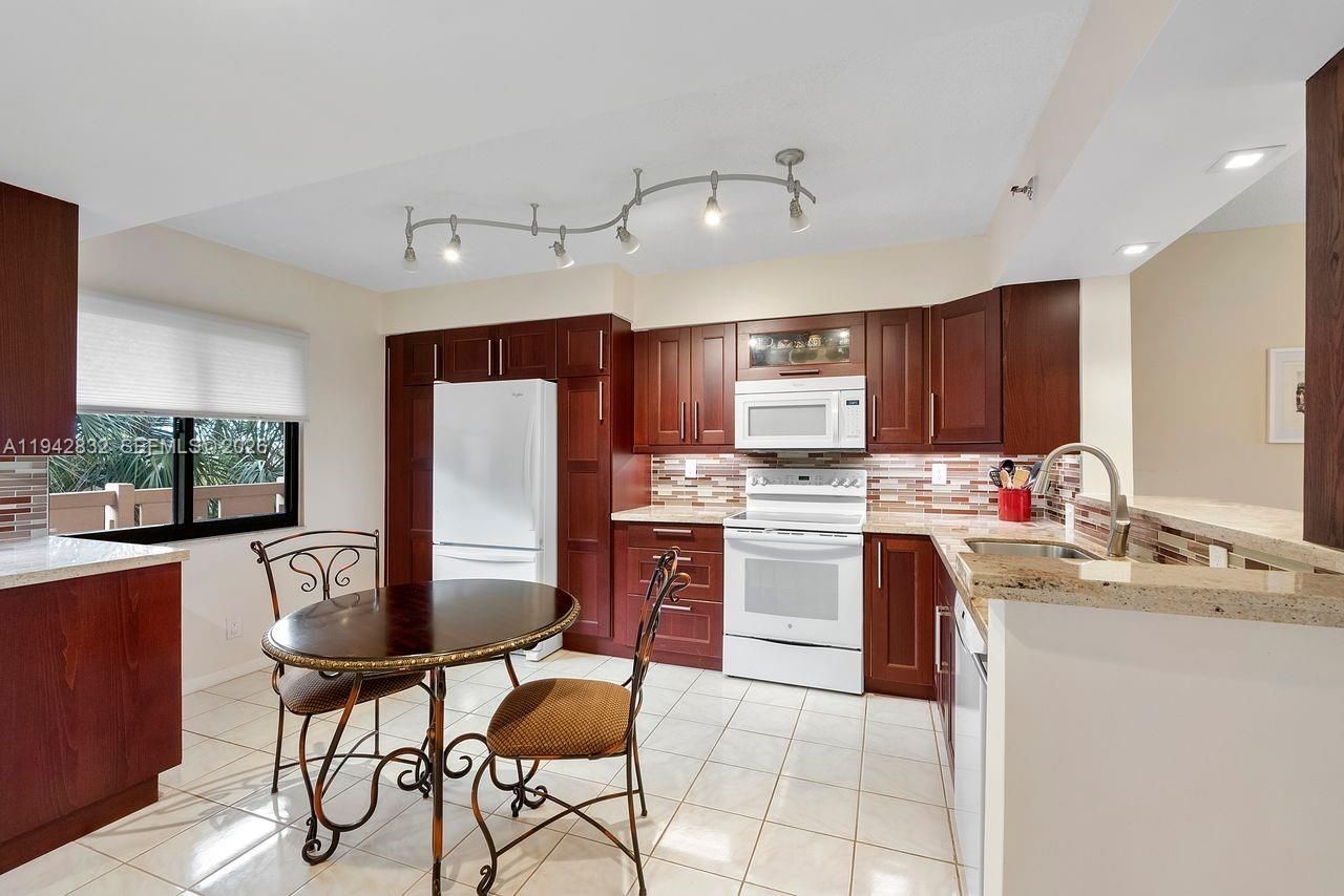 2200 S Cypress Bend Dr, Unit 406, Pompano Beach, FL 33069 Photo