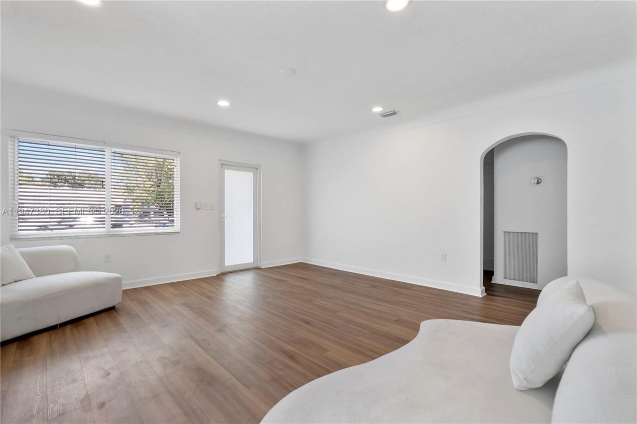 2350 SW 26th St, Miami, FL 33133 Photo