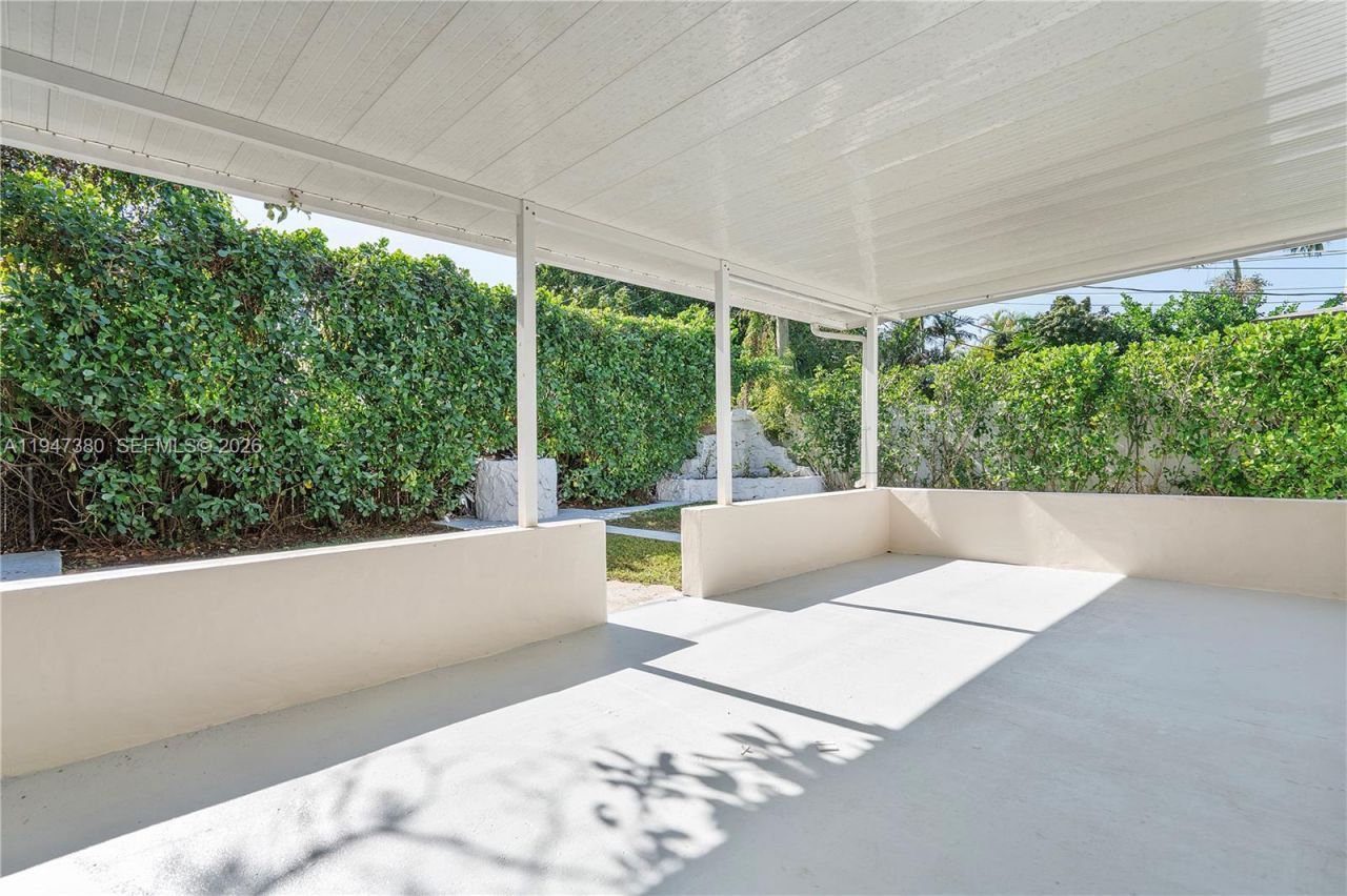 2350 SW 26th St, Miami, FL 33133 Photo