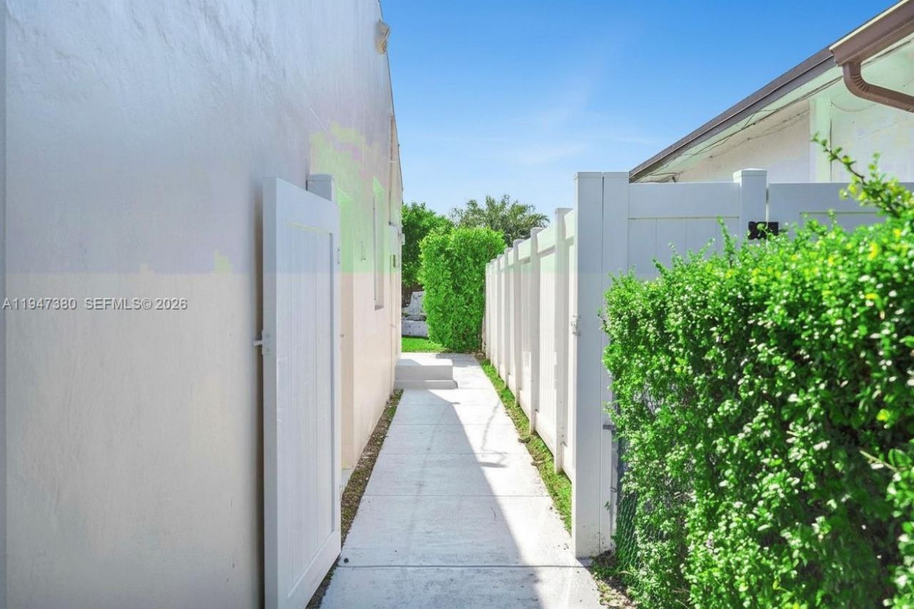 2350 SW 26th St, Miami, FL 33133 Photo