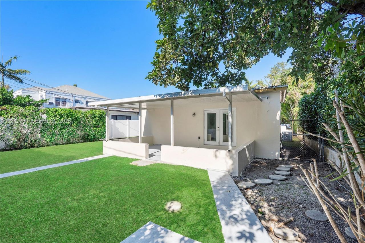 2350 SW 26th St, Miami, FL 33133 Photo