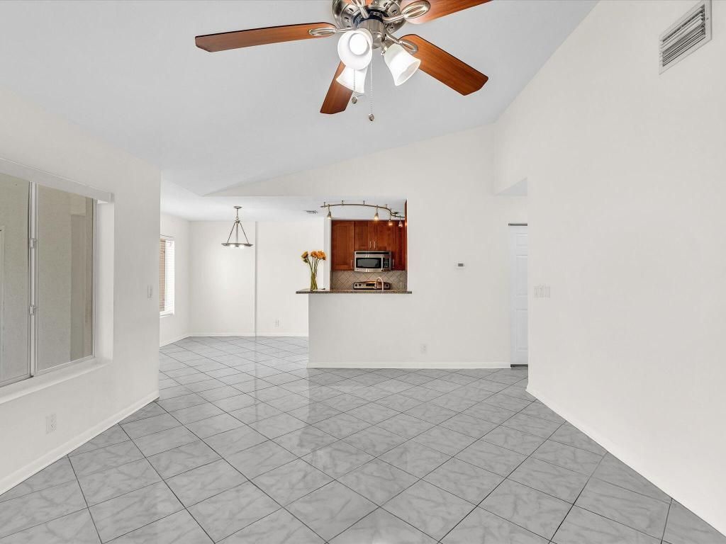 815 W Boynton Beach Boulevard, Unit 16-205, Boynton Beach, FL 33426 Photo