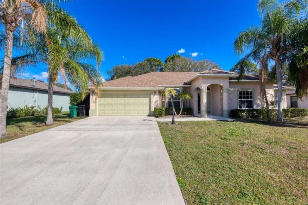 2077 SW Savage Boulevard, Port Saint Lucie, FL 34953 Photo