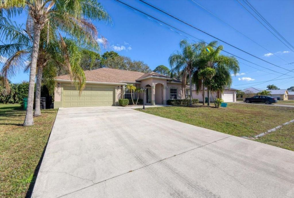2077 SW Savage Boulevard, Port Saint Lucie, FL 34953 Photo