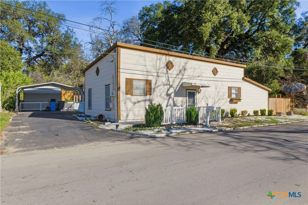 332 W Klein Street, Seguin, TX 78155 Main Photo