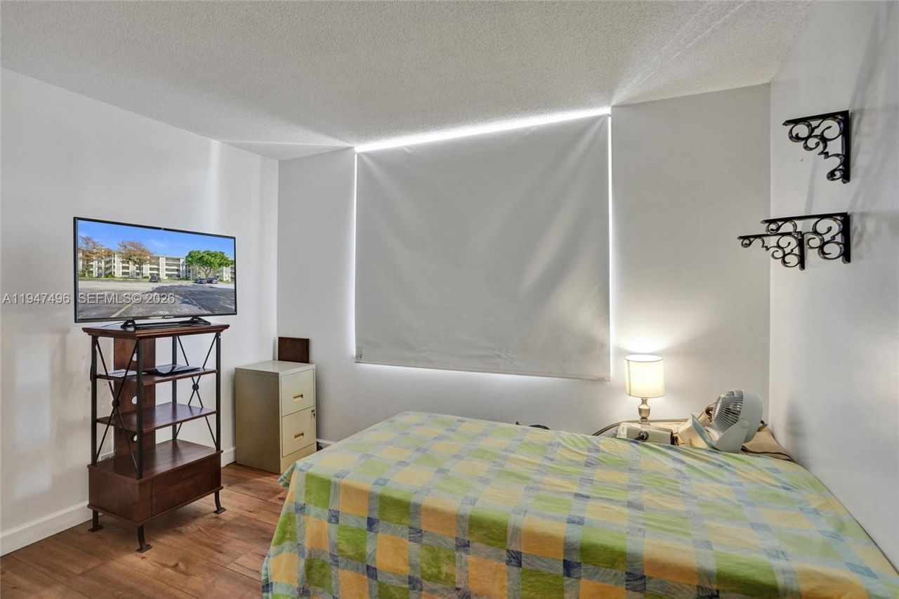 2900 NW 48th Ter, Unit 402, Lauderdale Lakes, FL 33313 Photo