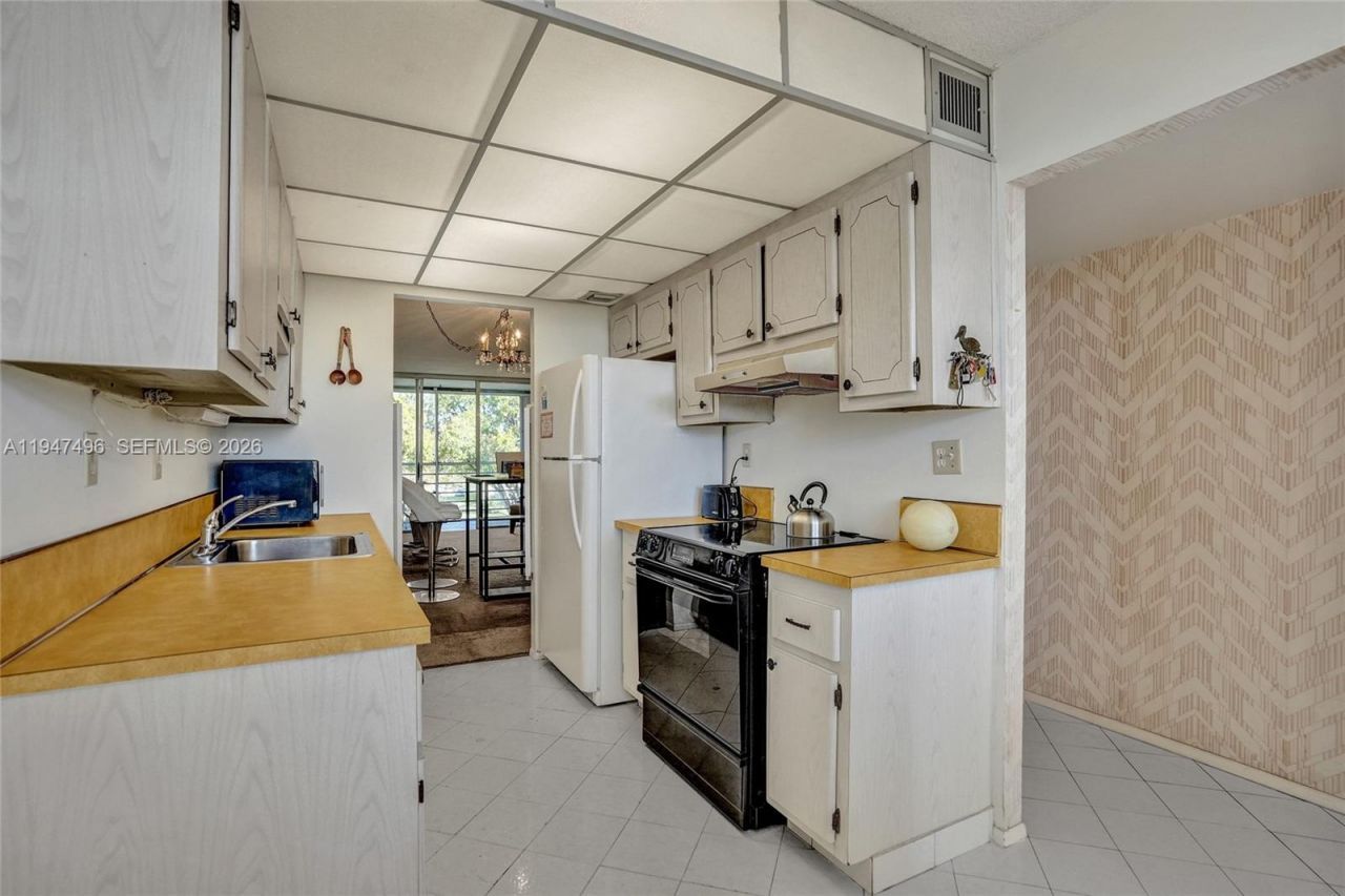 2900 NW 48th Ter, Unit 402, Lauderdale Lakes, FL 33313 Photo