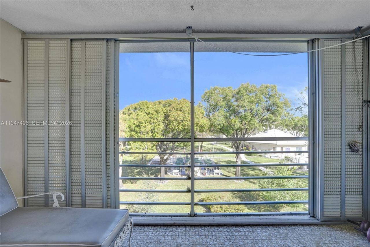 2900 NW 48th Ter, Unit 402, Lauderdale Lakes, FL 33313 Photo