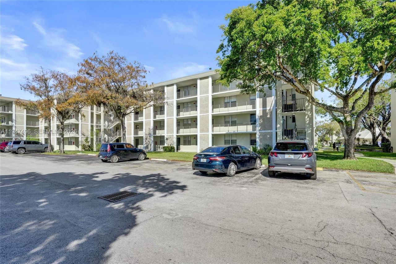 2900 NW 48th Ter, Unit 402, Lauderdale Lakes, FL 33313 Photo