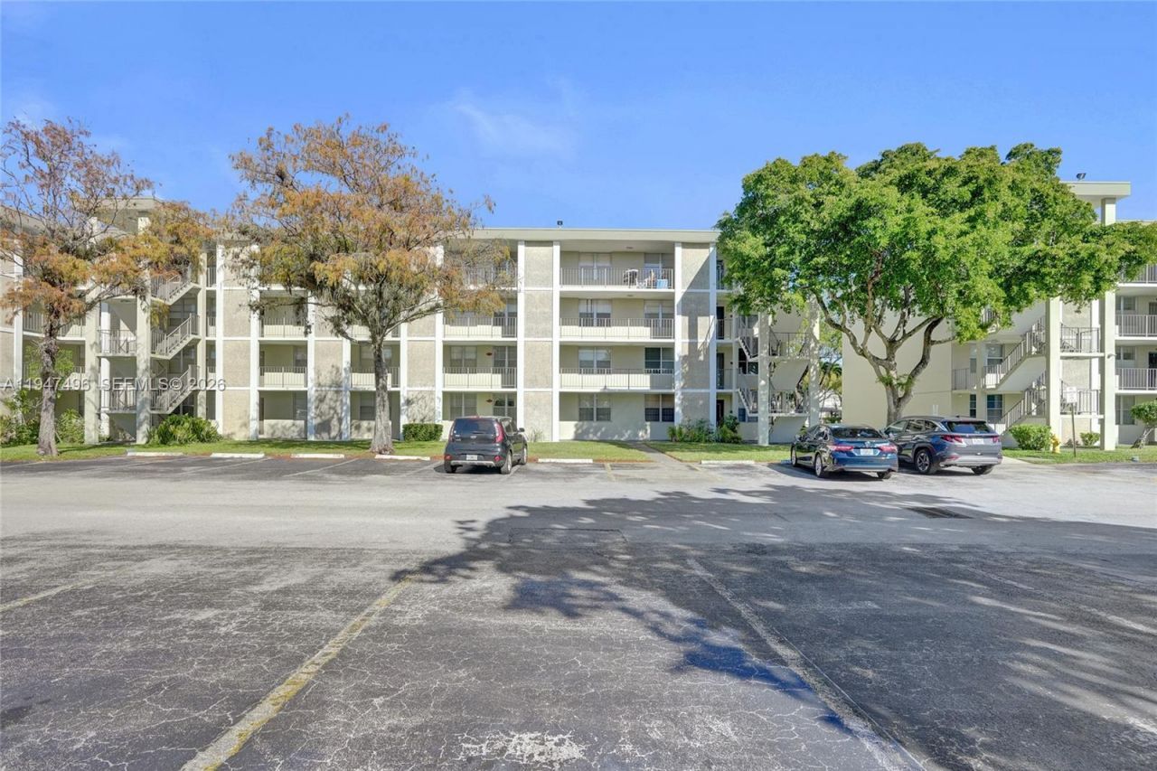 2900 NW 48th Ter, Unit 402, Lauderdale Lakes, FL 33313 Photo