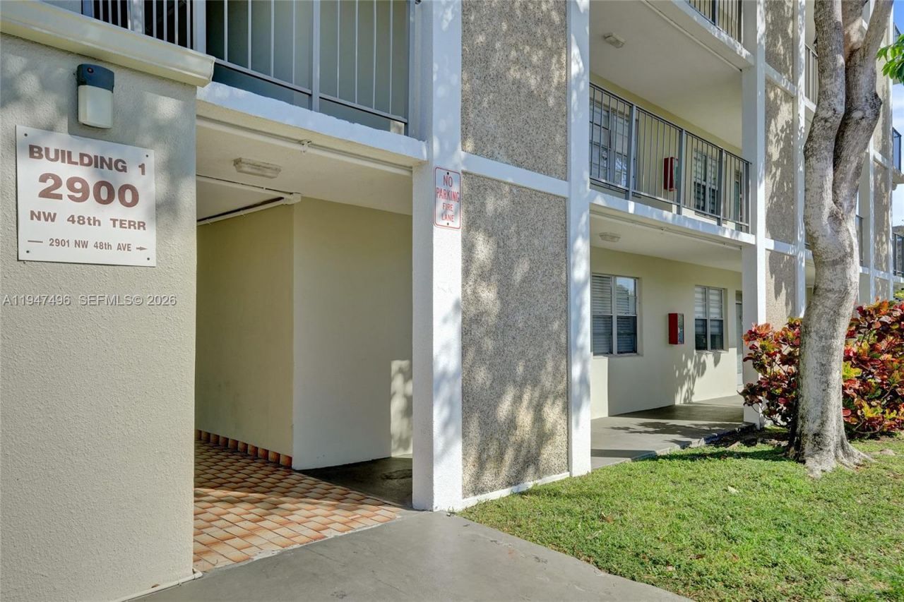 2900 NW 48th Ter, Unit 402, Lauderdale Lakes, FL 33313 Photo