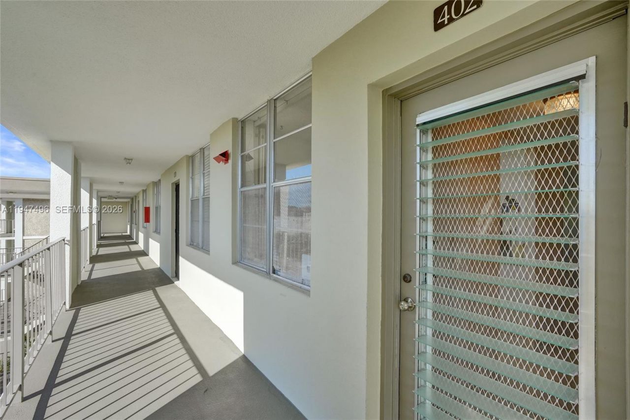 2900 NW 48th Ter, Unit 402, Lauderdale Lakes, FL 33313 Photo