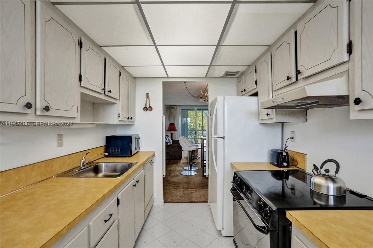 2900 NW 48th Ter, Unit 402, Lauderdale Lakes, FL 33313 Photo