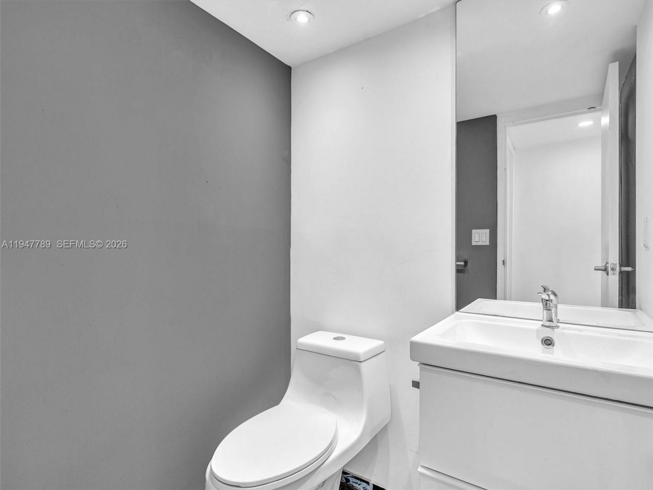 100 Bayview Dr , Unit 1220, Sunny Isles Beach, FL 33160 Photo