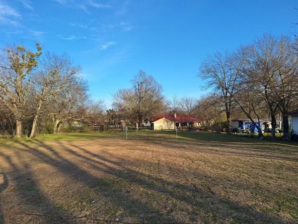 513 S San Antonio Street, Wolfe City, TX 75496