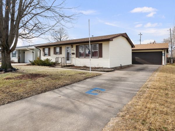 1313 Blackhawk Lane, Camanche, IA 52730