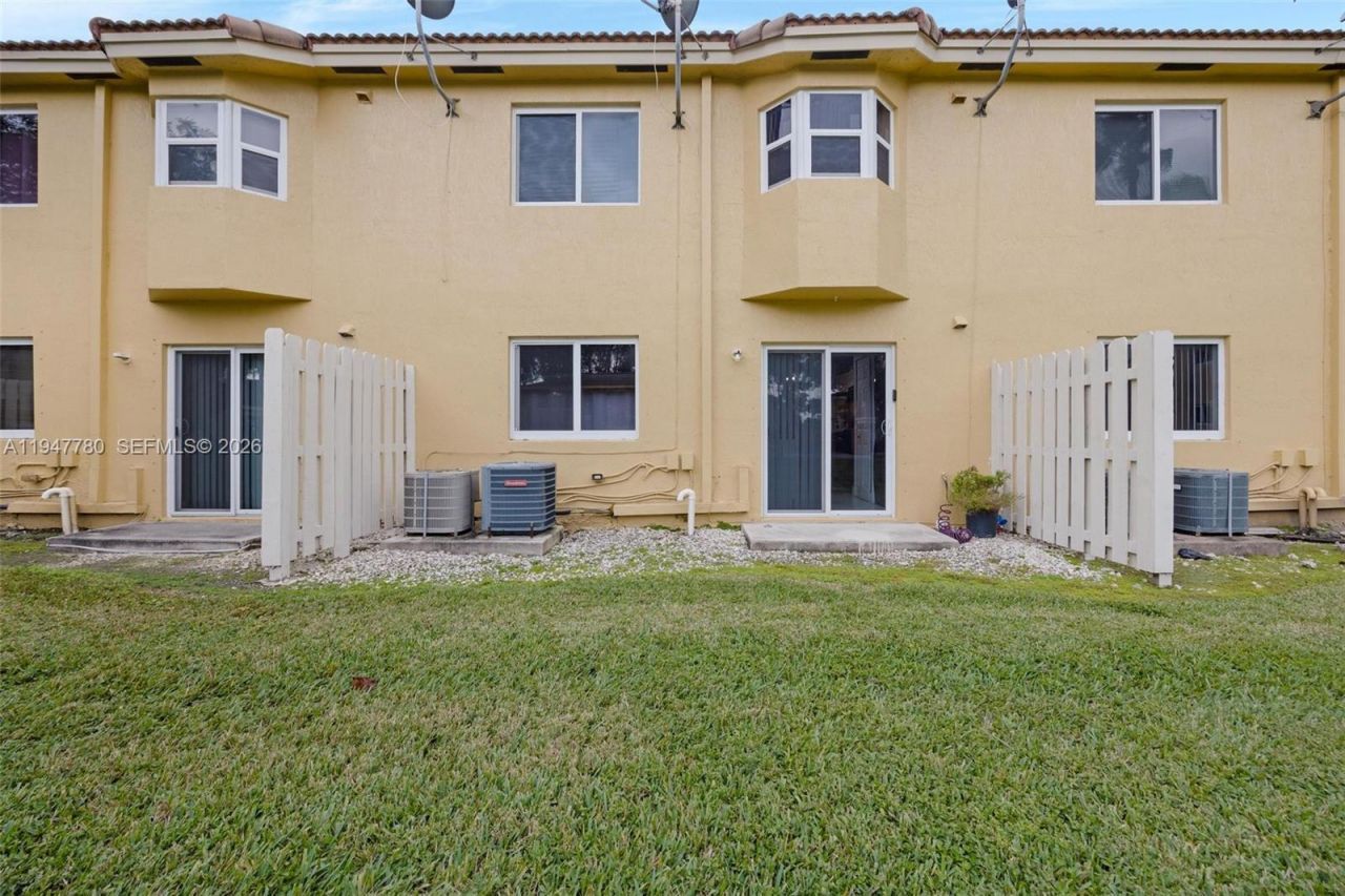985 NE 33rd Ter, Unit 102, Homestead, FL 33033 Photo
