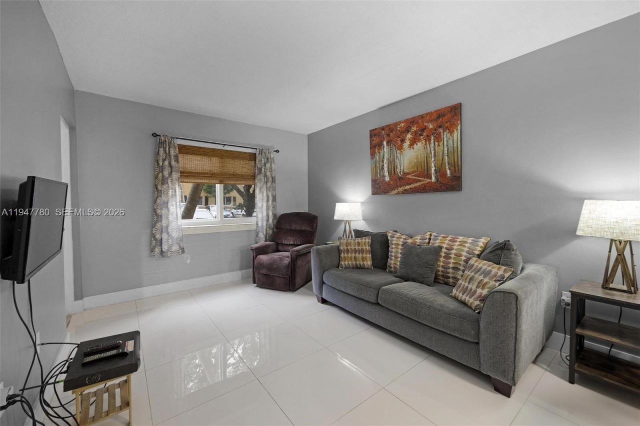 985 NE 33rd Ter, Unit 102, Homestead, FL 33033 Photo