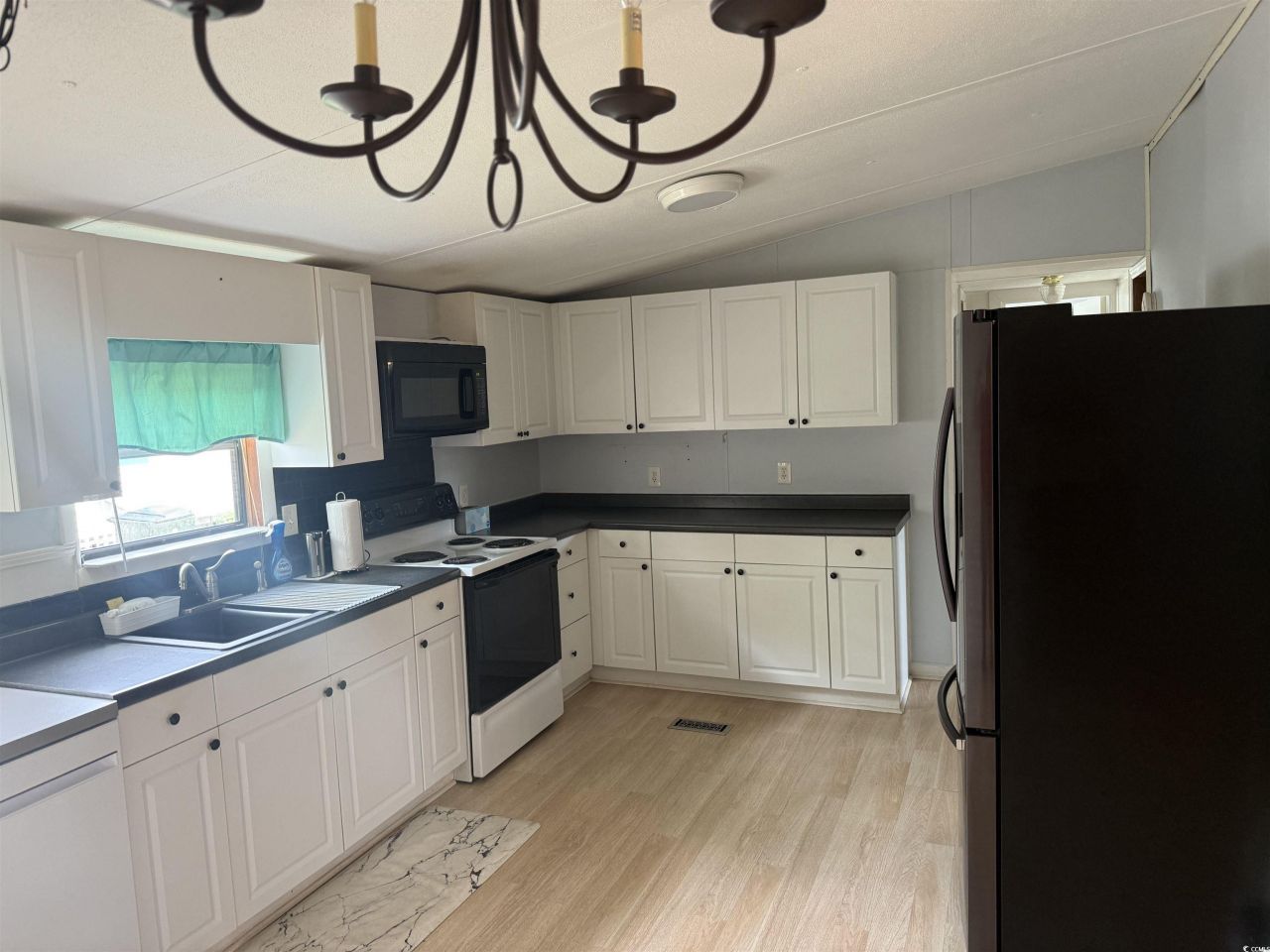 19 Poolside Dr.  Photo 10