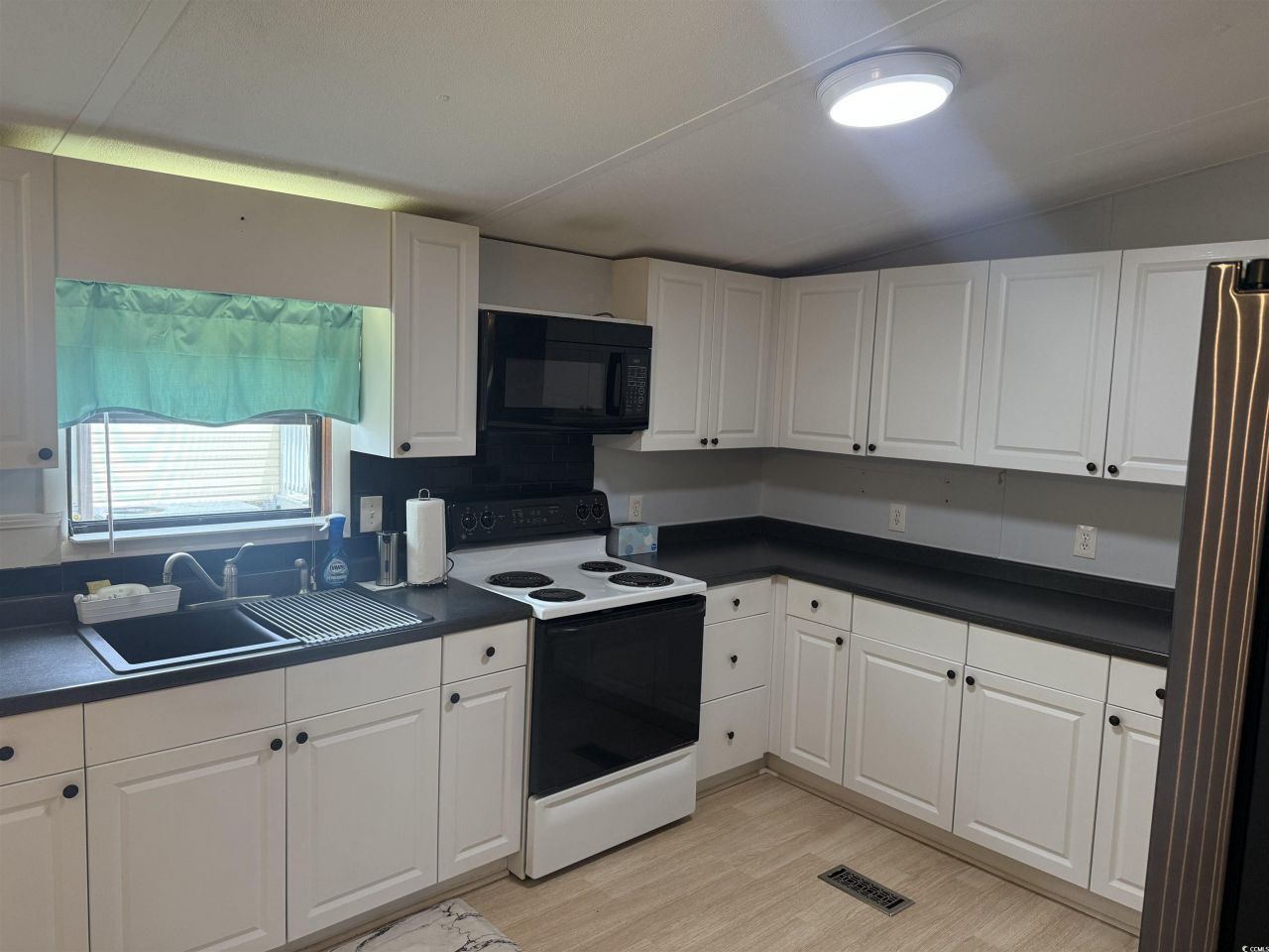 19 Poolside Dr.  Photo 11