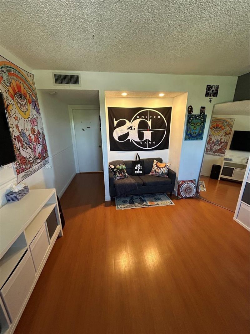 800 NE 195th St , Unit 409, Miami, FL 33179 Photo